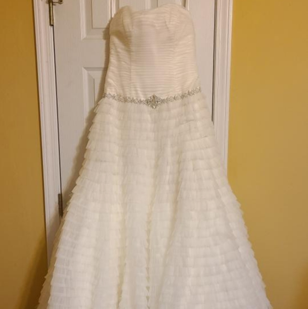 David's Bridal Ivory color Sleeveless tulle layered accented wedding dress